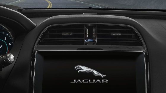 Jaguar XE (2017) Interior 007