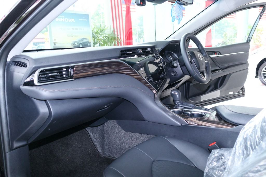 2019 Toyota Camry 2.5V Interior 003