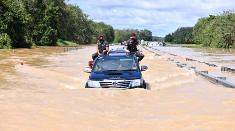 Pick-up trucks are not invincible in floods, here are 10 tips for driving through water