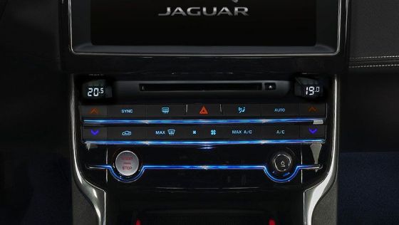 Jaguar XE (2017) Interior 005