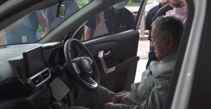 Tun M receives delivery of his Perodua Ativa; Check out that number plate! 02