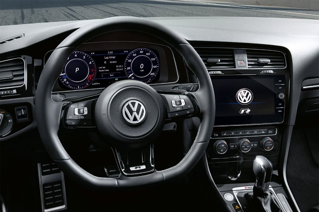 Volkswagen Golf R (2019) Interior 002