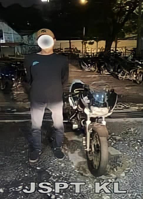 Rakam dan kongsi aksi merbahaya tunggang Yamaha RXZ, tindakan 'dungu' lelaki ini buatnya dicekup polis!