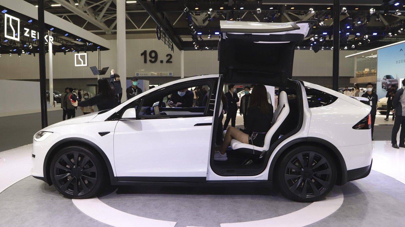 2022 Tesla Model X AWD Exterior 004