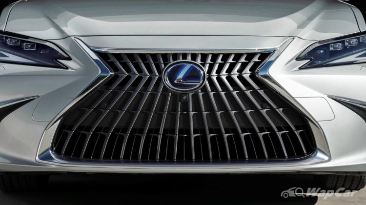 New 2022 Lexus ES facelift debuts - Reloads its ammo against 5 Series and E-Class