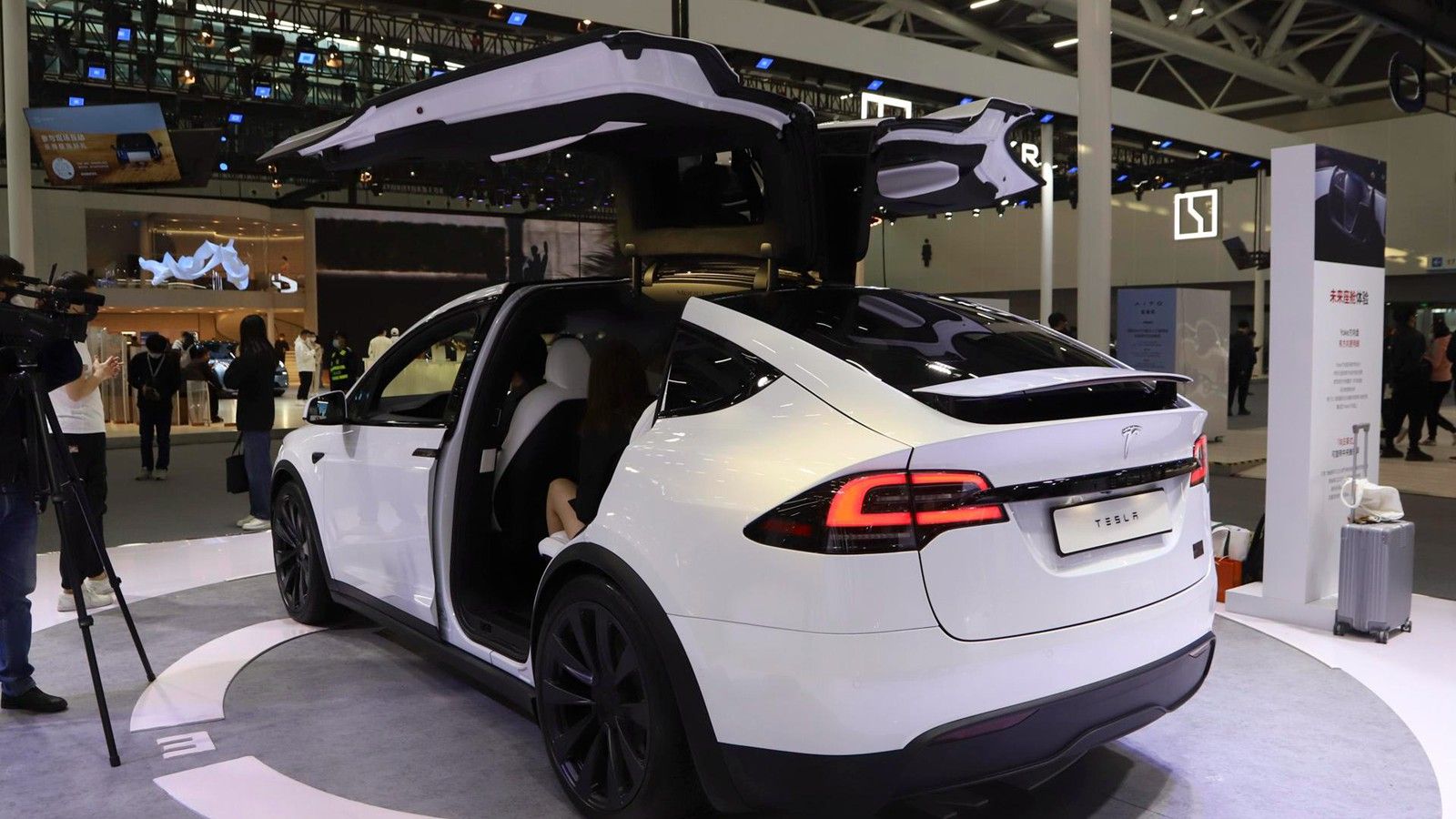 2022 Tesla Model X AWD Exterior 005