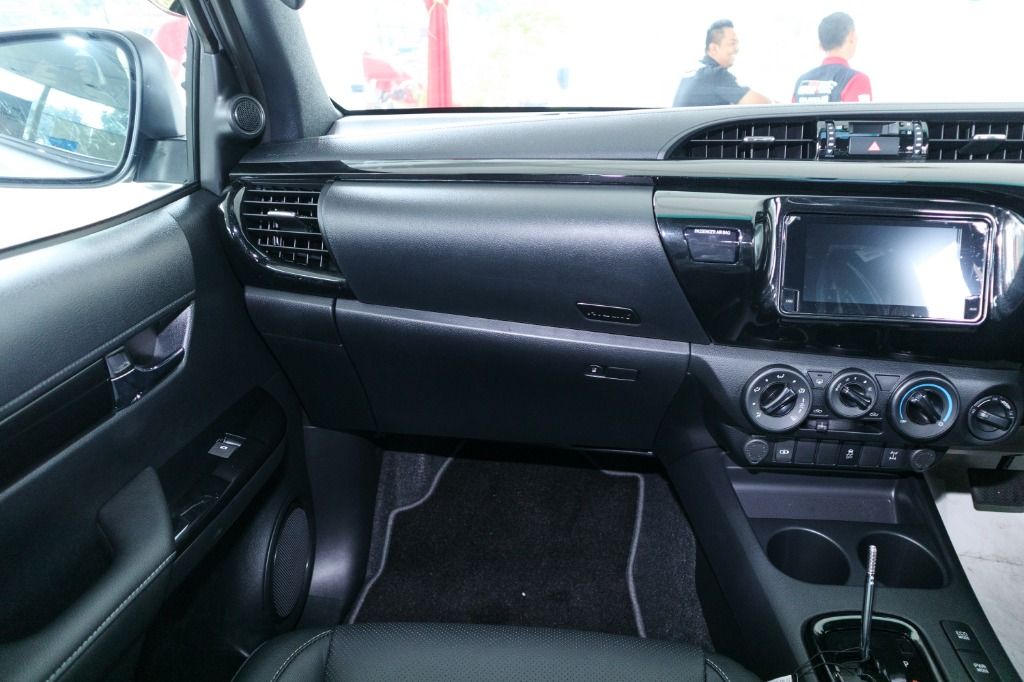 2018 Toyota Hilux Double Cab 2.4 L-Edition AT 4x4 Interior 004