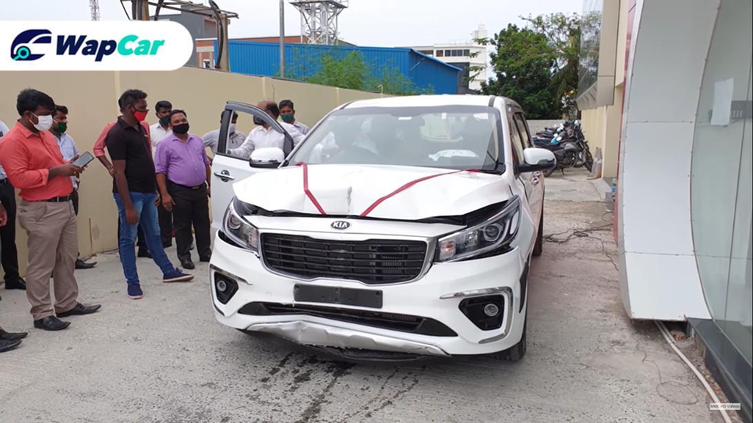 Watch: New Kia Carnival owner accidentally becomes crash test dummy in dealer lot 01