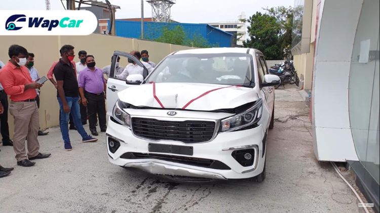Watch: New Kia Carnival owner accidentally becomes crash test dummy in dealer lot