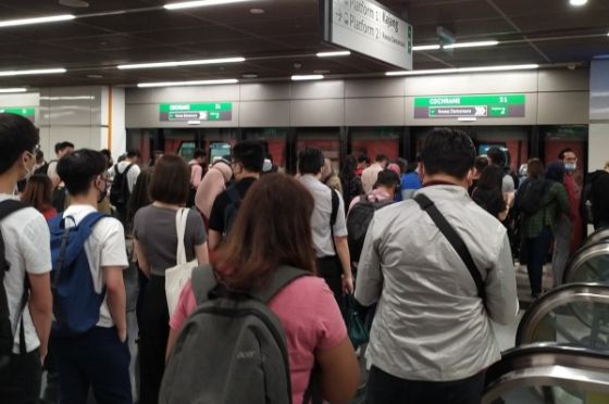 MRT Laluan Kajang rosak, pengguna terpaksa tukar tren di stesen Cochrane. Apa kes?