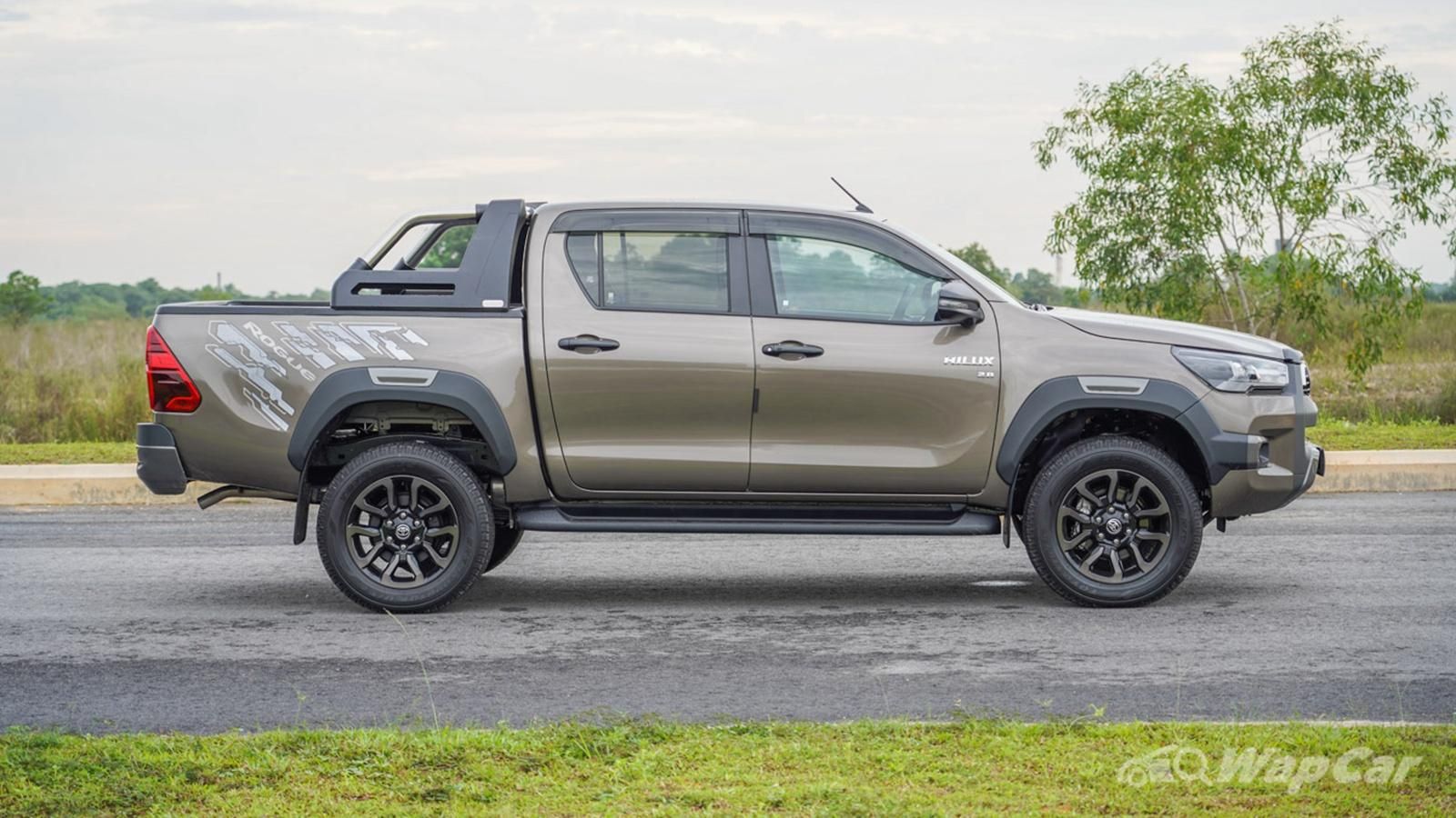 2020 Toyota Hilux Double Cab 2.8 Rogue AT 4X4 Exterior 004