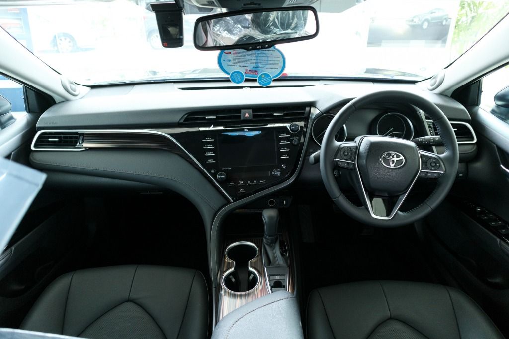 2019 Toyota Camry 2.5V Interior 001