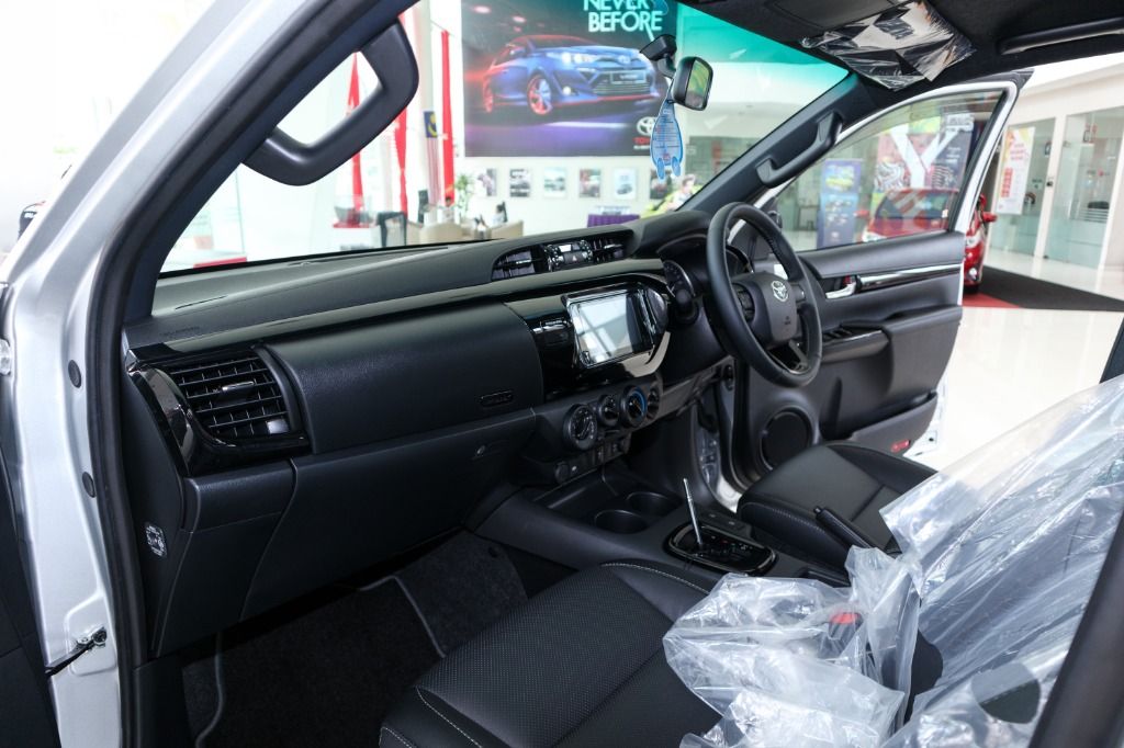 2018 Toyota Hilux Double Cab 2.4 L-Edition AT 4x4 Interior 003