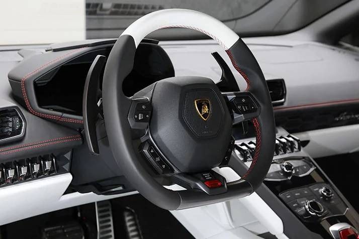Lamborghini Huracán (2017) Interior 004