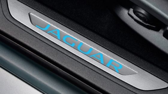 Jaguar XF (2017) Interior 008