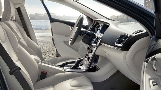 Volvo V40 (2018) Interior 001