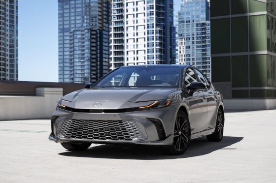 全新 2024 Toyota Camry 在美国上市，仅提供油电版本和搭载 TSS 3.0 系统！