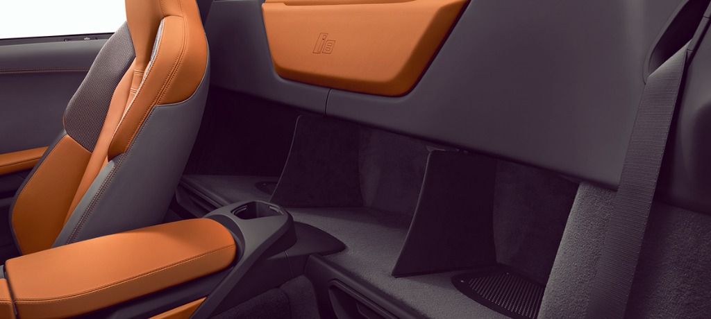 BMW i8 Roadster (2018) Interior 005