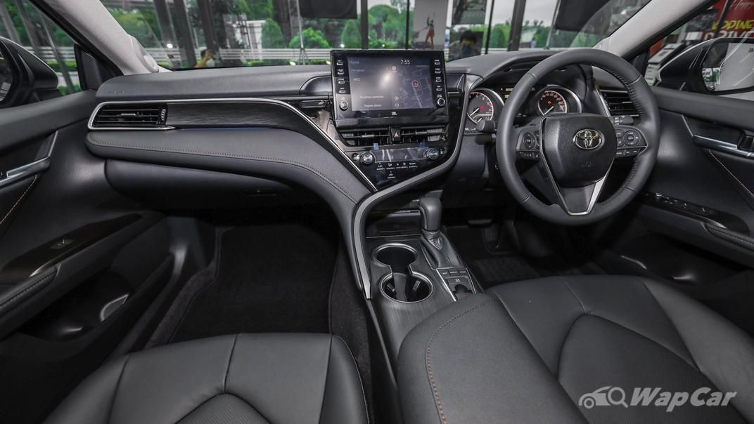 2022 Toyota Camry 2.5V Interior 002