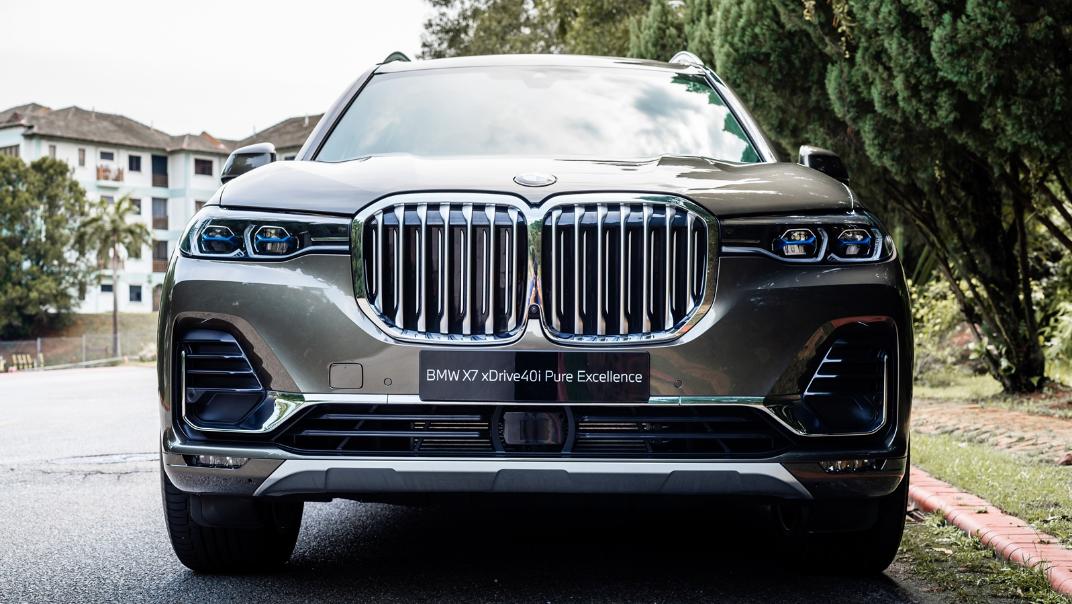 2021 BMW X7 xDrive40i Pure Excellence Exterior 001