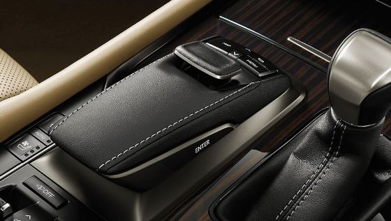 Lexus LX (2018) Interior 003