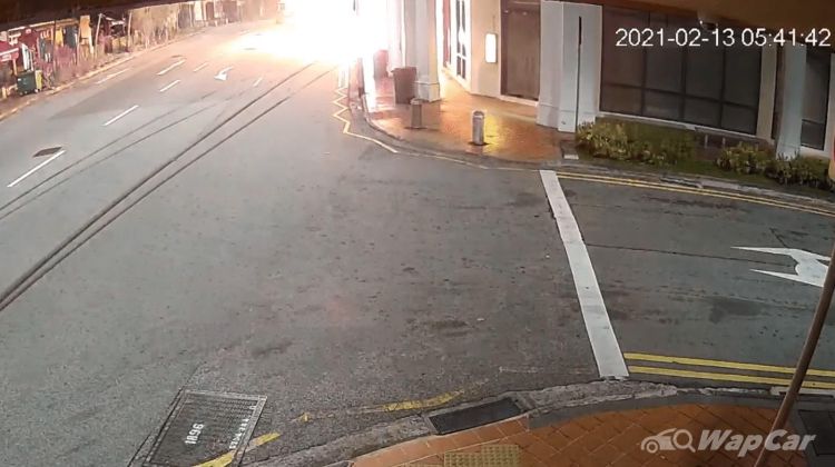 Video baru BMW M4 kemalangan di Tanjong Pagar tular, wanita nekad berlari ke dalam api