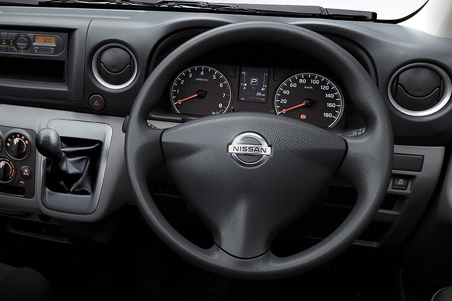 Nissan NV350 Urvan (2018) Interior 002