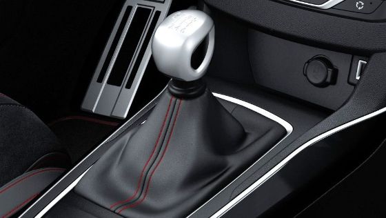 Peugeot 308 (2017) Interior 002