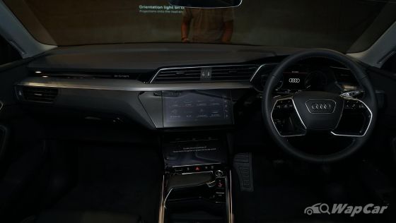 2023 Audi Q8 e-tron Public-2 Interior 002