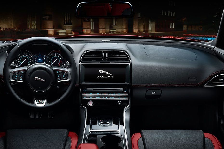 Jaguar XE (2017) Interior 001